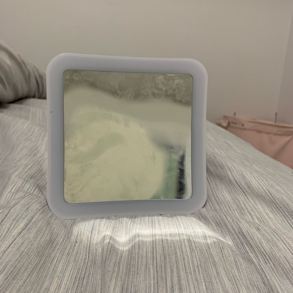 Fancy suction mirror with 10x zoom! - Picture 4 of 5